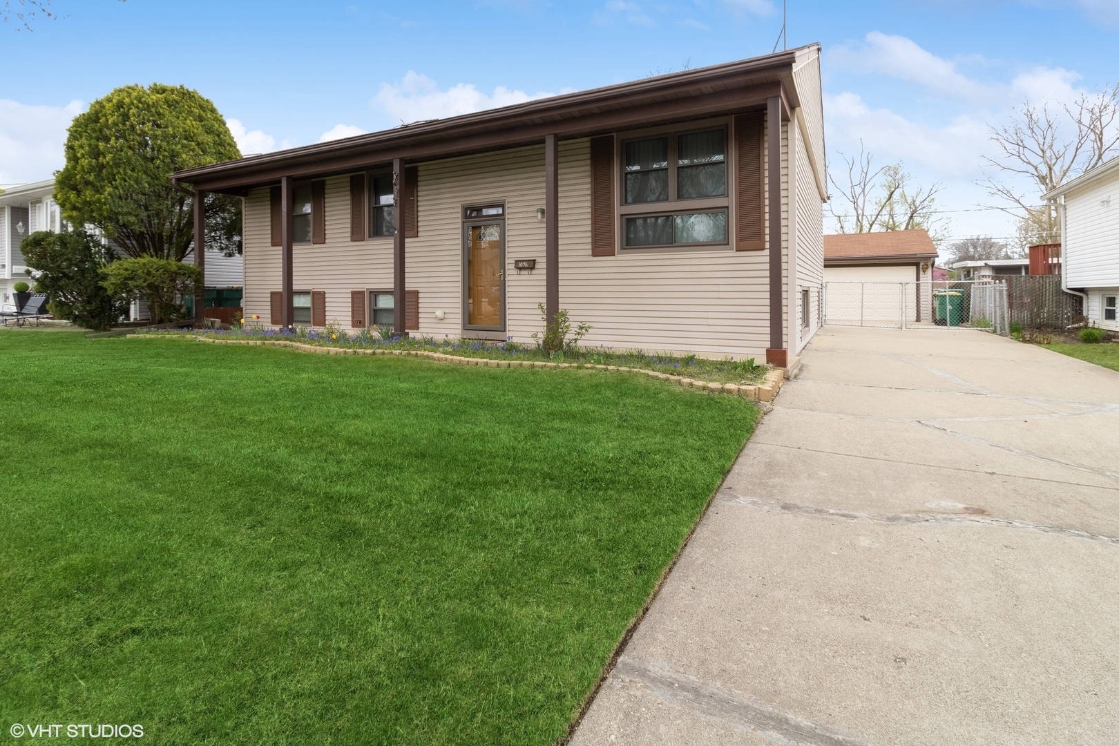 Property Photo: 1096 Valley Stream Drive IL 60090