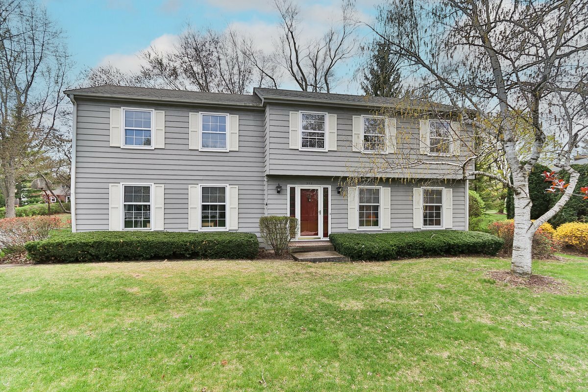 Property Photo: 202 Heath Court IL 60010