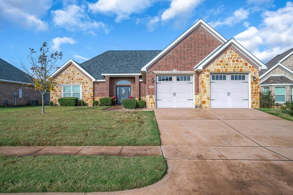 Property Photo:  725 White Bear Trail  TX 75771 
