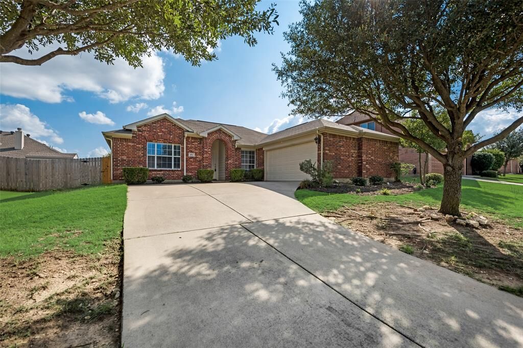 Property Photo:  454 Chisholm Trail  TX 76247 