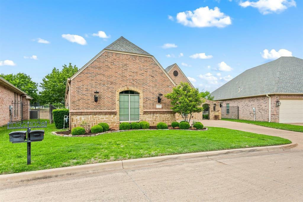 Property Photo: 1028 Gabriel Lane TX 76116