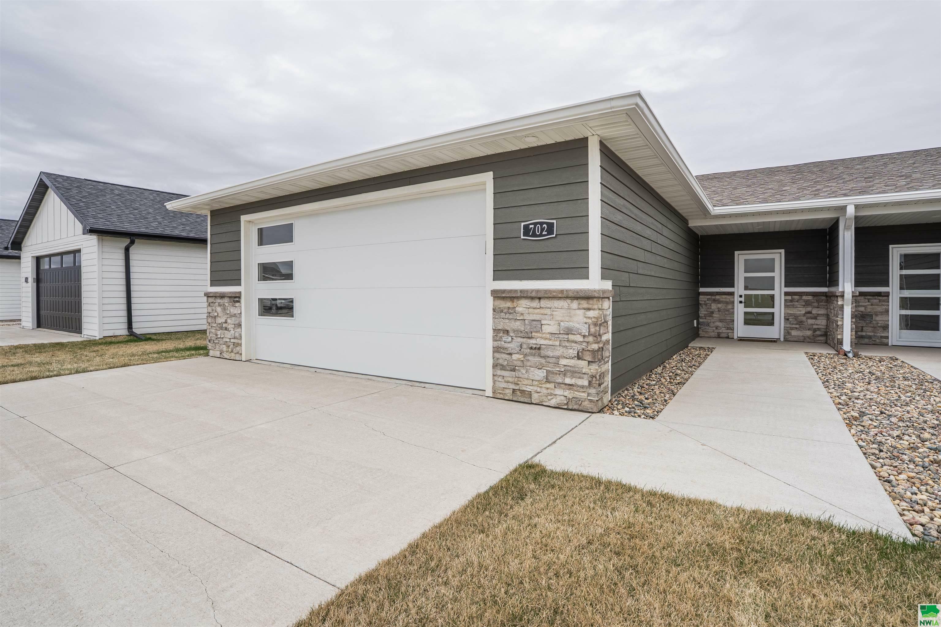 Property Photo: 702 17th St SE 2 IA 51041