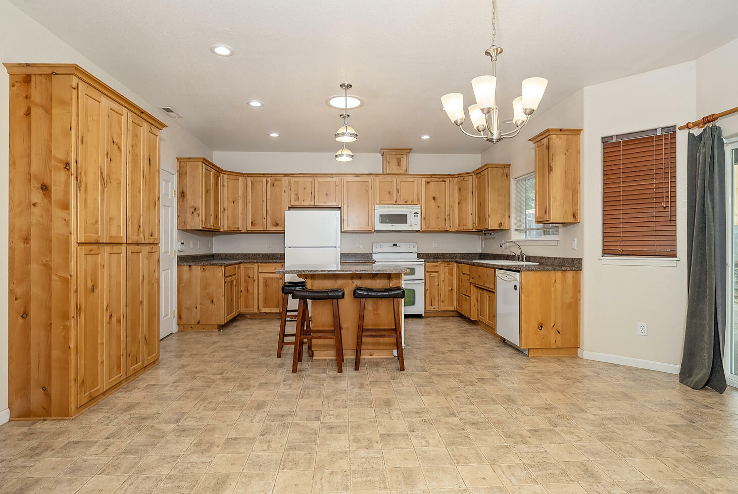 Property Photo: 1634 NW F Street OR 97526