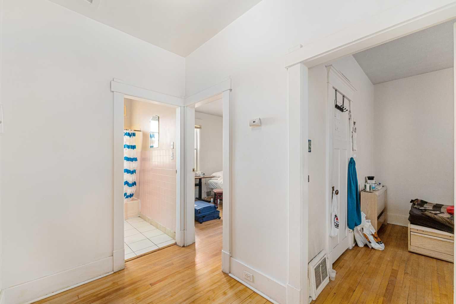 Photo de la propriété: 216 15 Avenue NW AB T2M 0G8