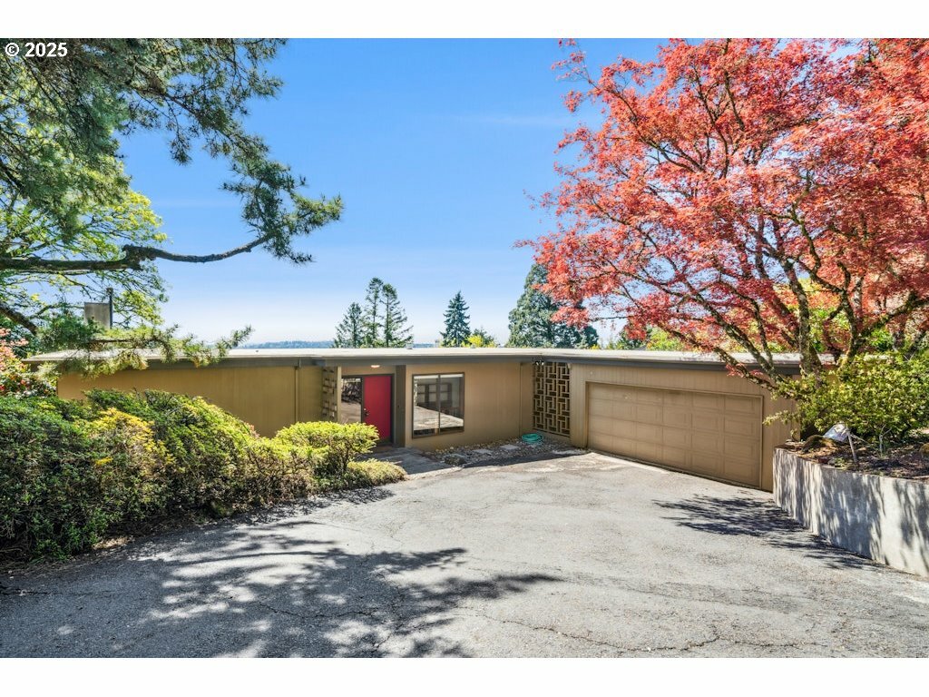 Property Photo: 1663 SW Westwood Dr OR 97239