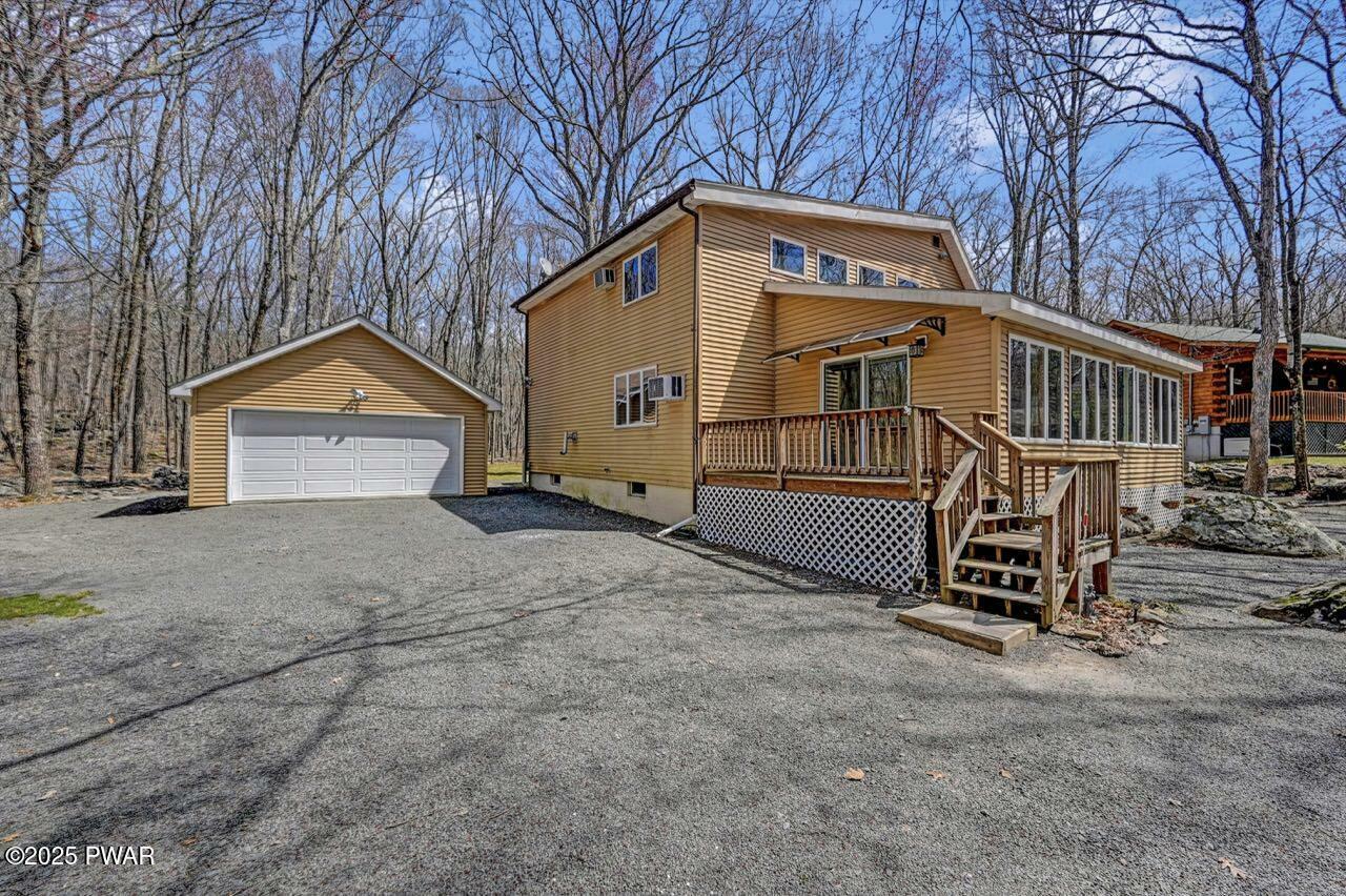 Property Photo: 816 Woodland Court PA 18428