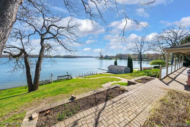 Property Photo: 2224 Lake Angelus Shores MI 48326