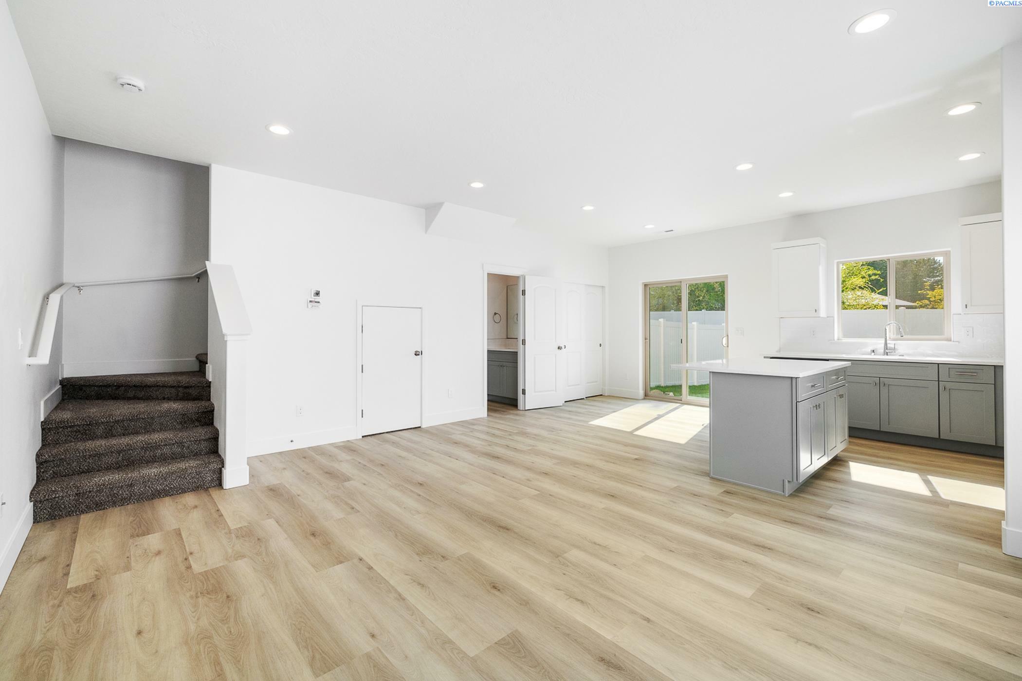 Property Photo: 1118 S Underwood Pl WA 99337