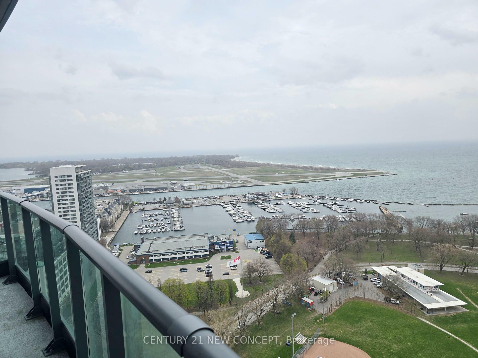 Photo de la propriété: 215 Fortyork Boulevard 3104 ON M5V 4A2