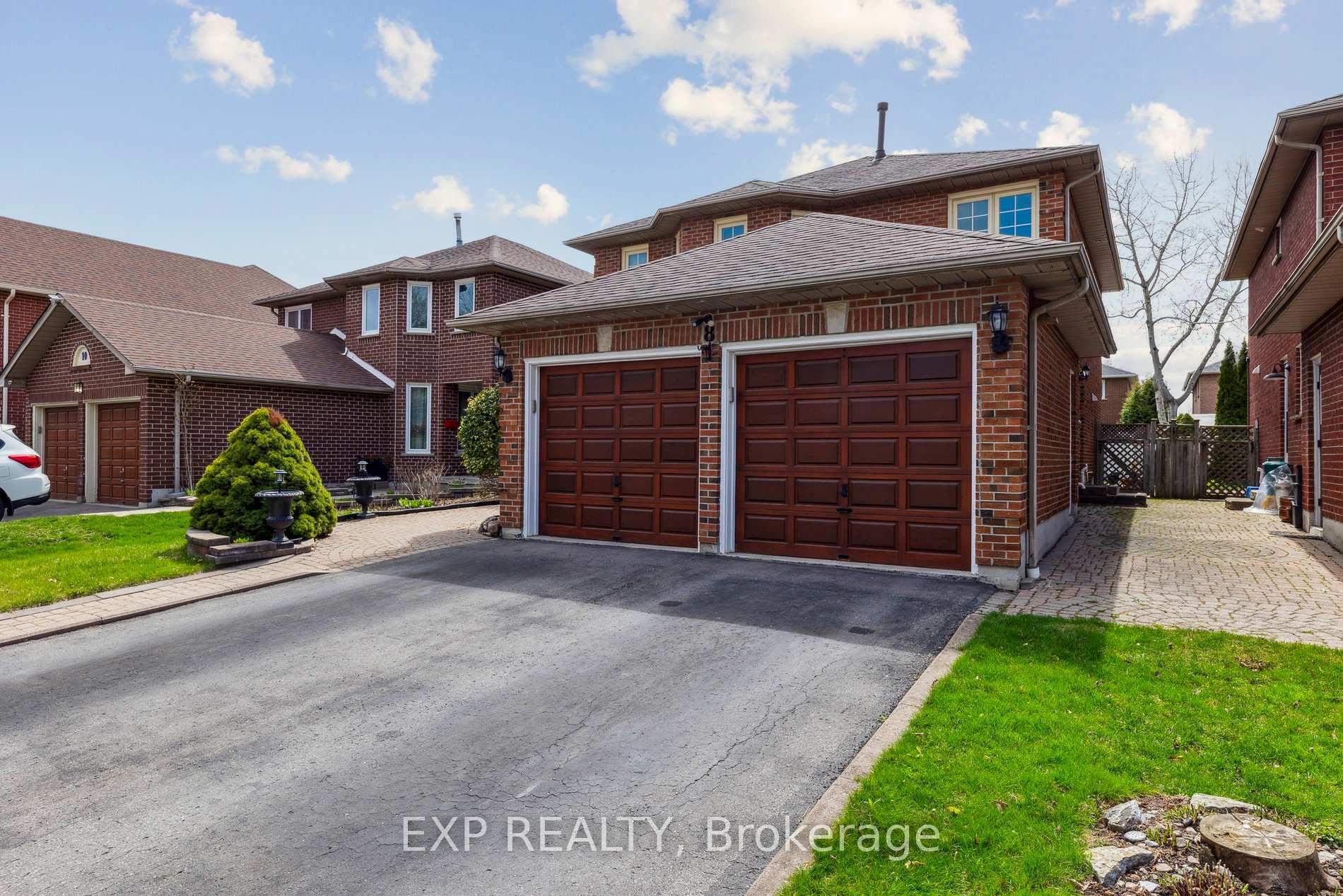 Photo de la propriété: 8 Martinet Street ON L1N 8K8