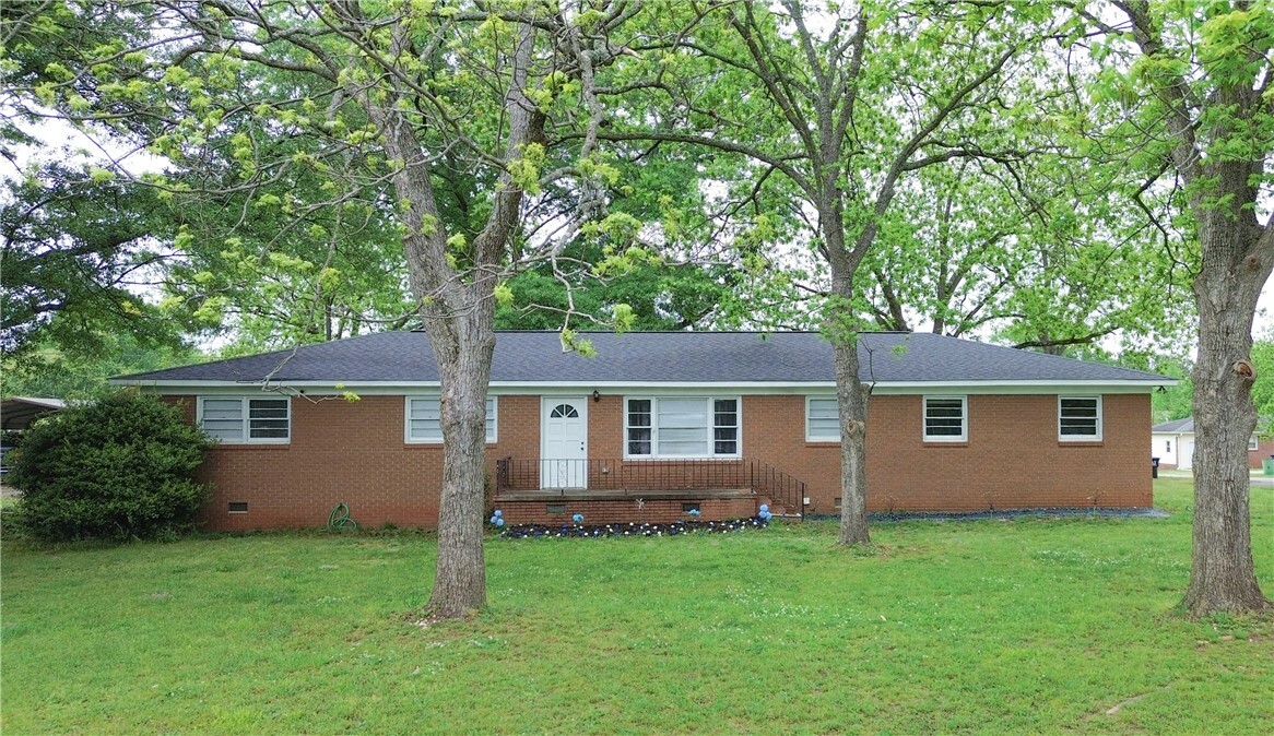 Property Photo: 415 Chauga Drive SC 29626