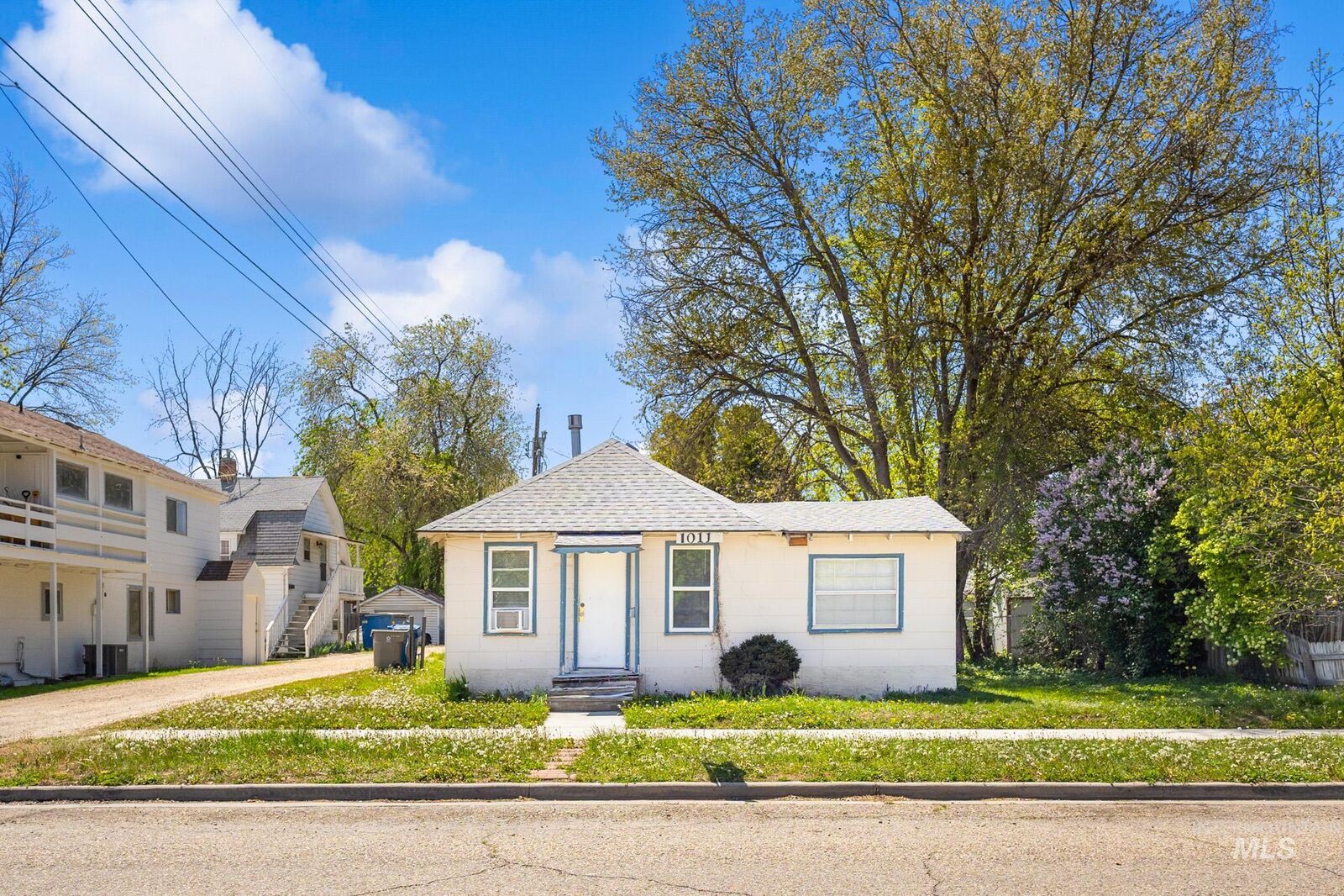 Property Photo: 1011 9th St ID 83651