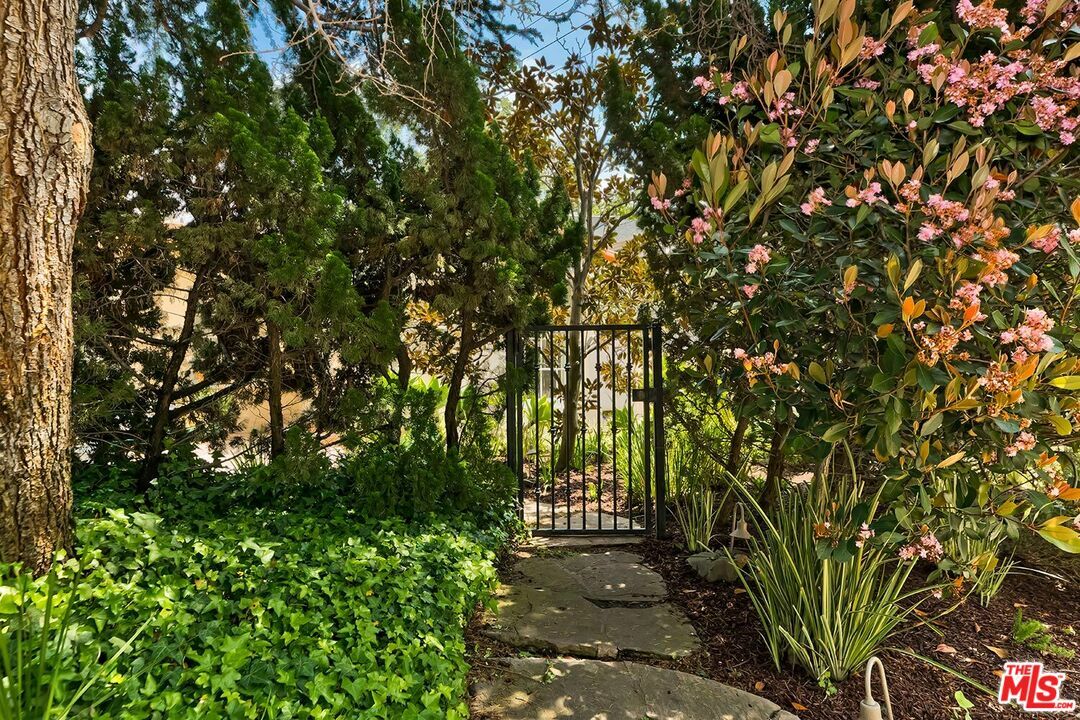 Property Photo: 400 E Rustic Rd CA 90402