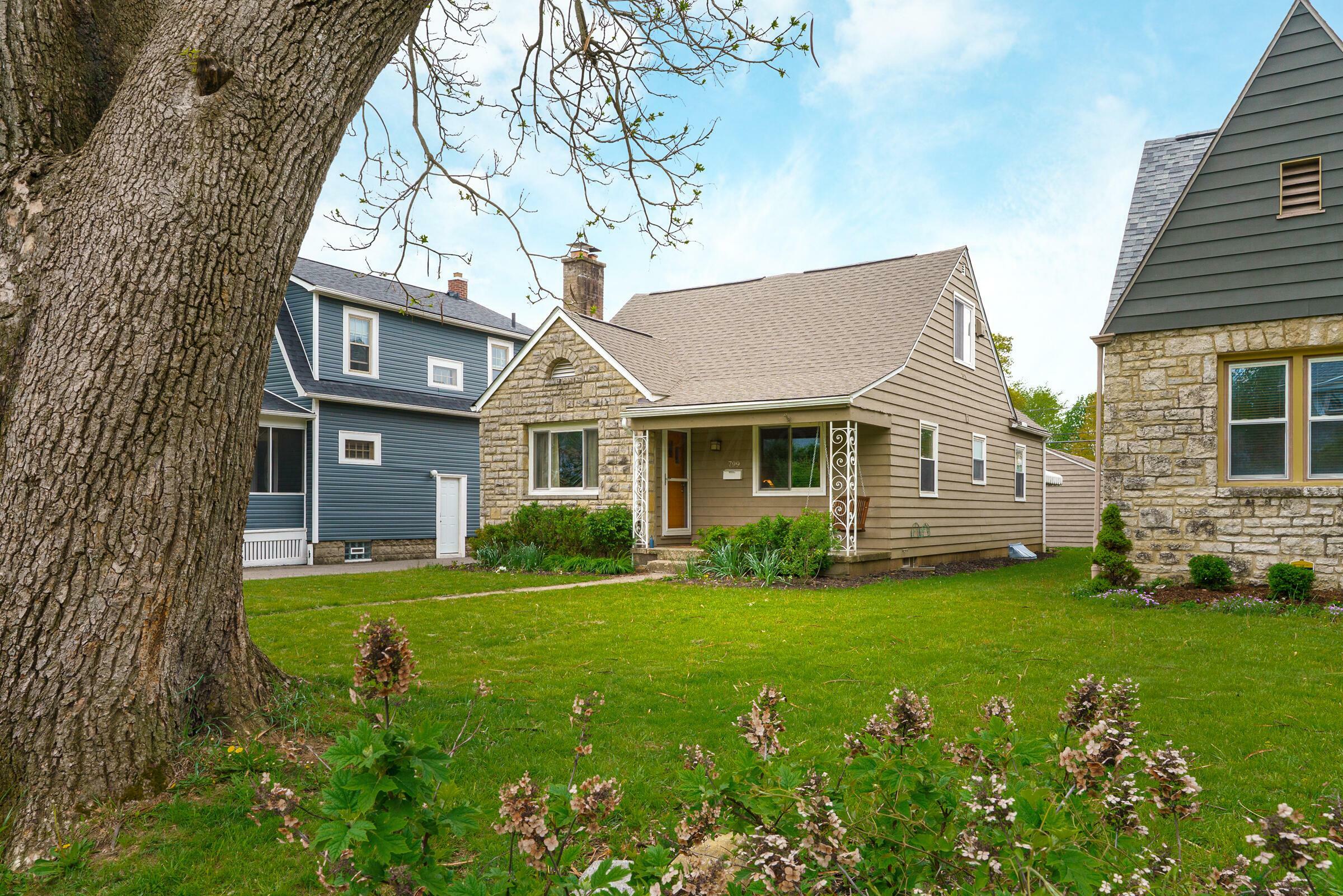 Property Photo: 799 Montrose Avenue OH 43209