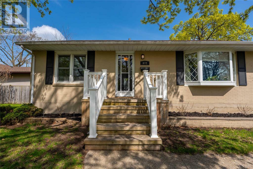 Photo de la propriété: 672 Odell Avenue ON N7V 2K7