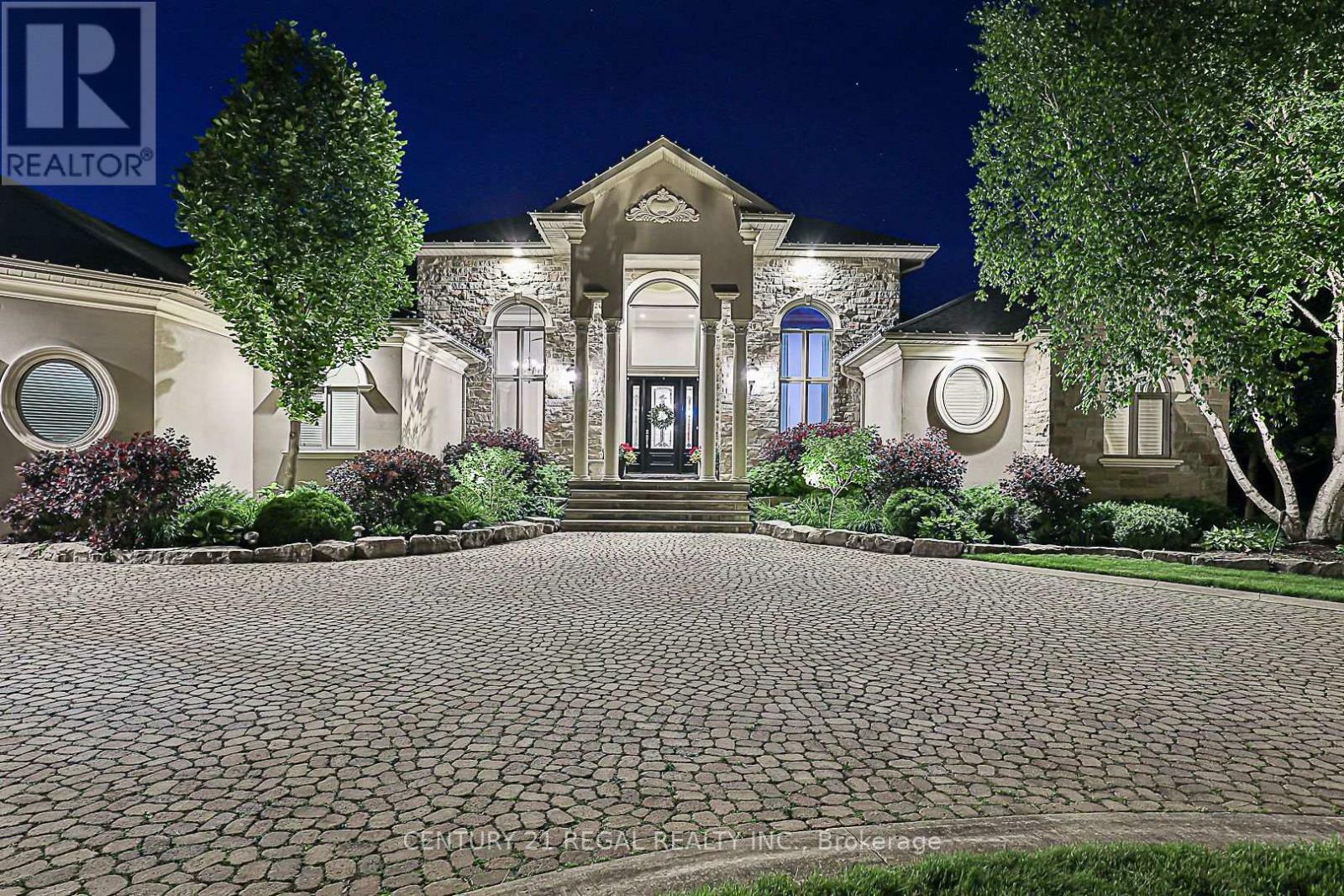 Property Photo: 16 South Lake Woods Drive ON L4A 1P9