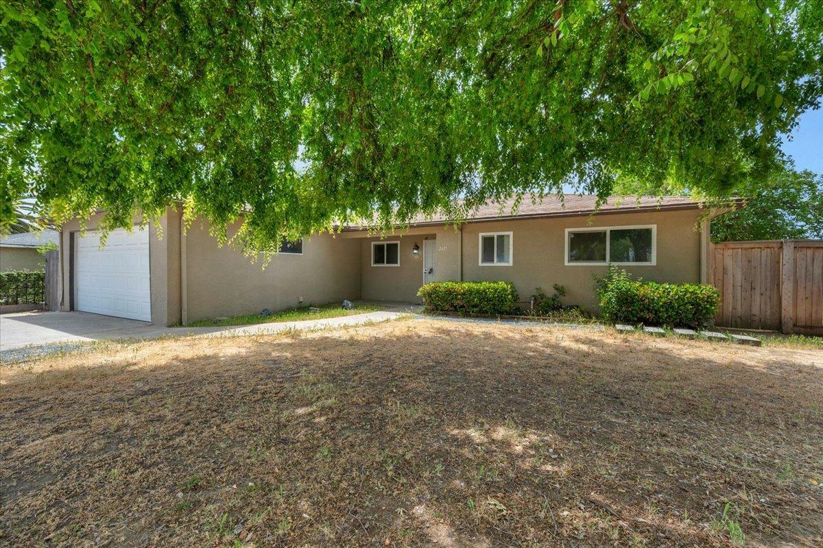 Property Photo: 2429 W Norwich Avenue CA 93705