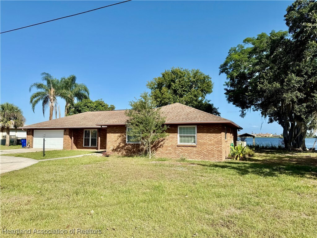 Property Photo: 740 Killarney Drive FL 33870