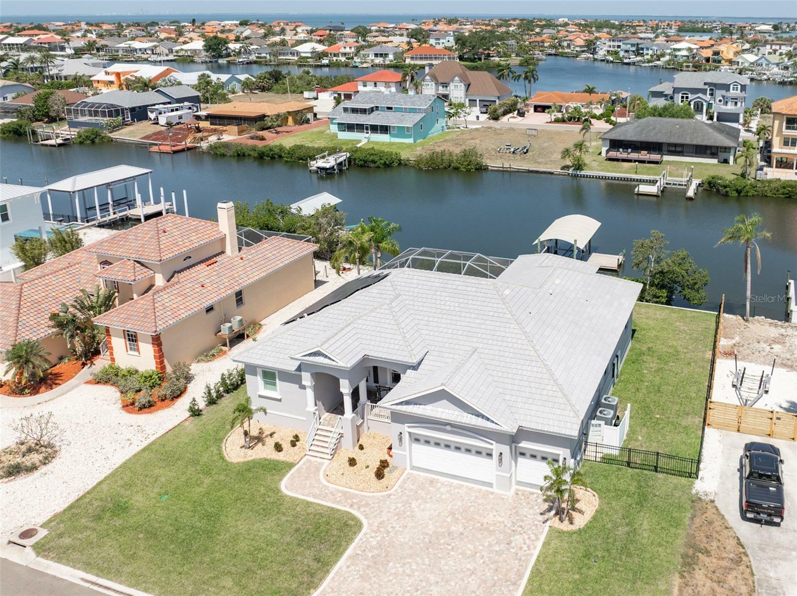 Property Photo: 819 Birdie Way FL 33572