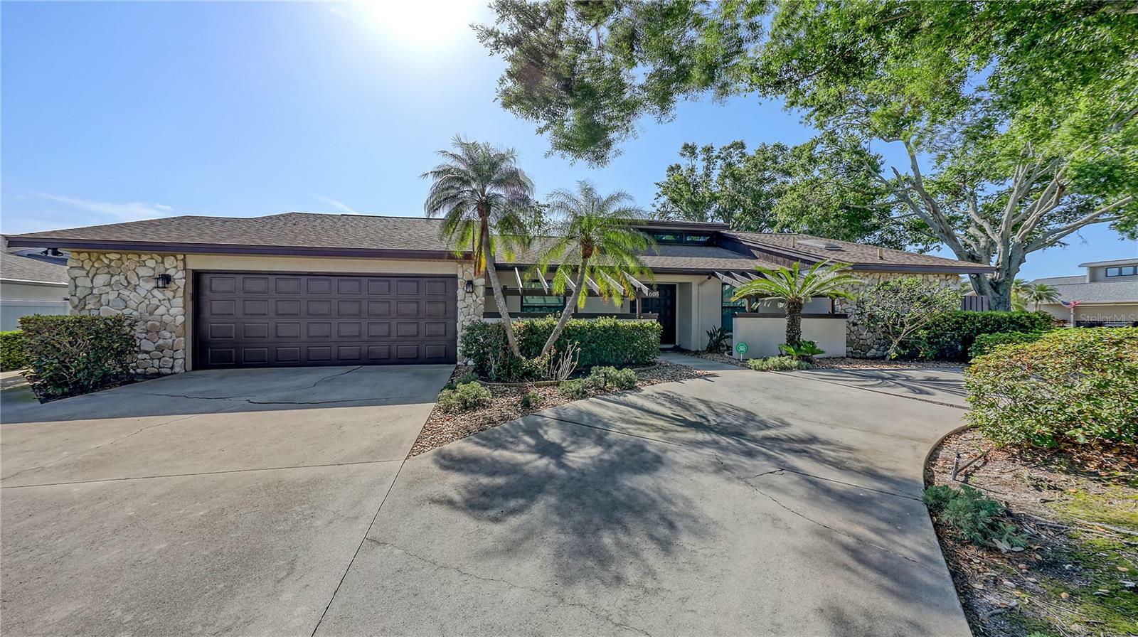 Property Photo: 3608 Avenida Madera FL 34210