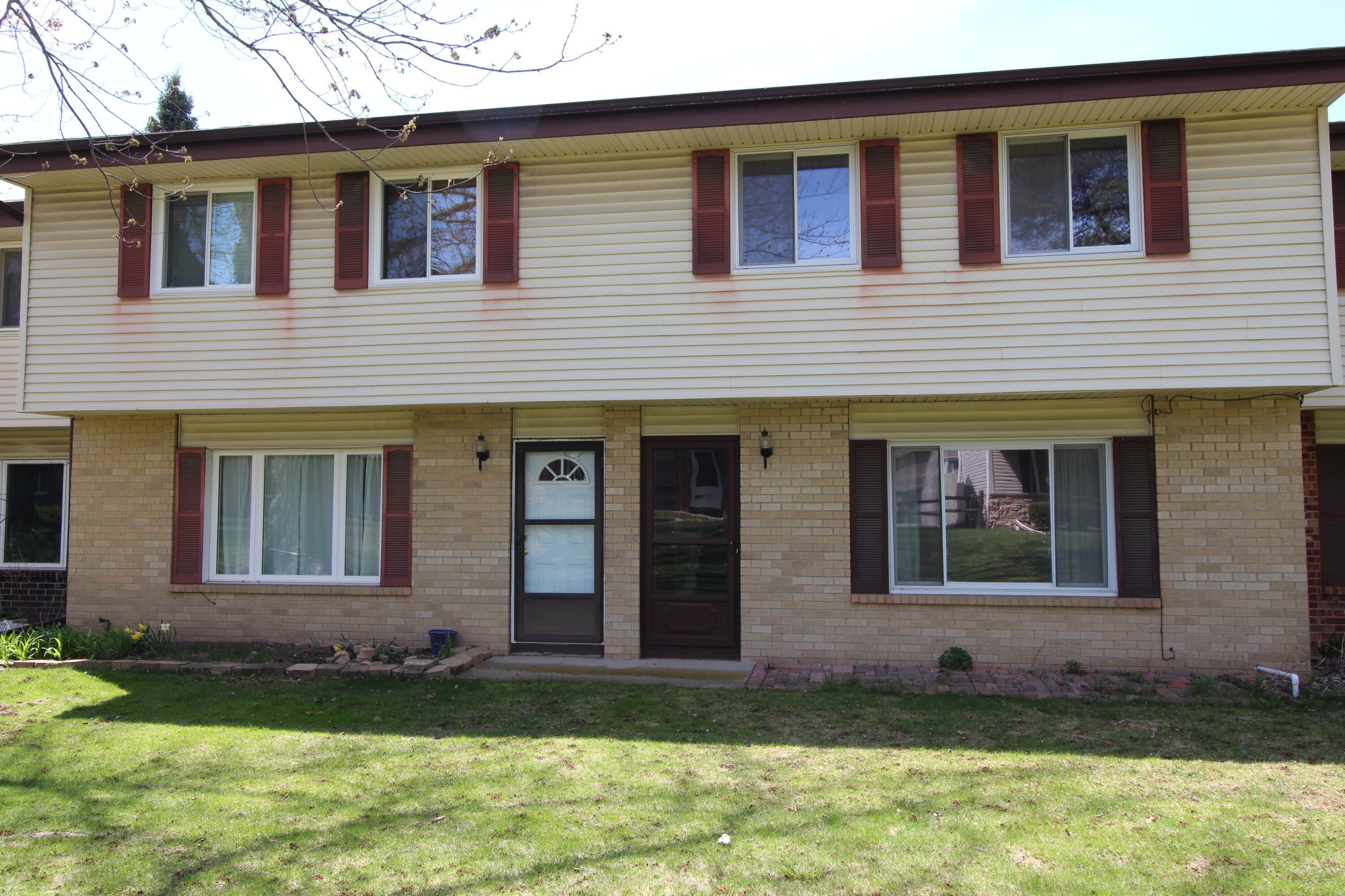 Property Photo: W164n11534 Castle Ct 7 WI 53022