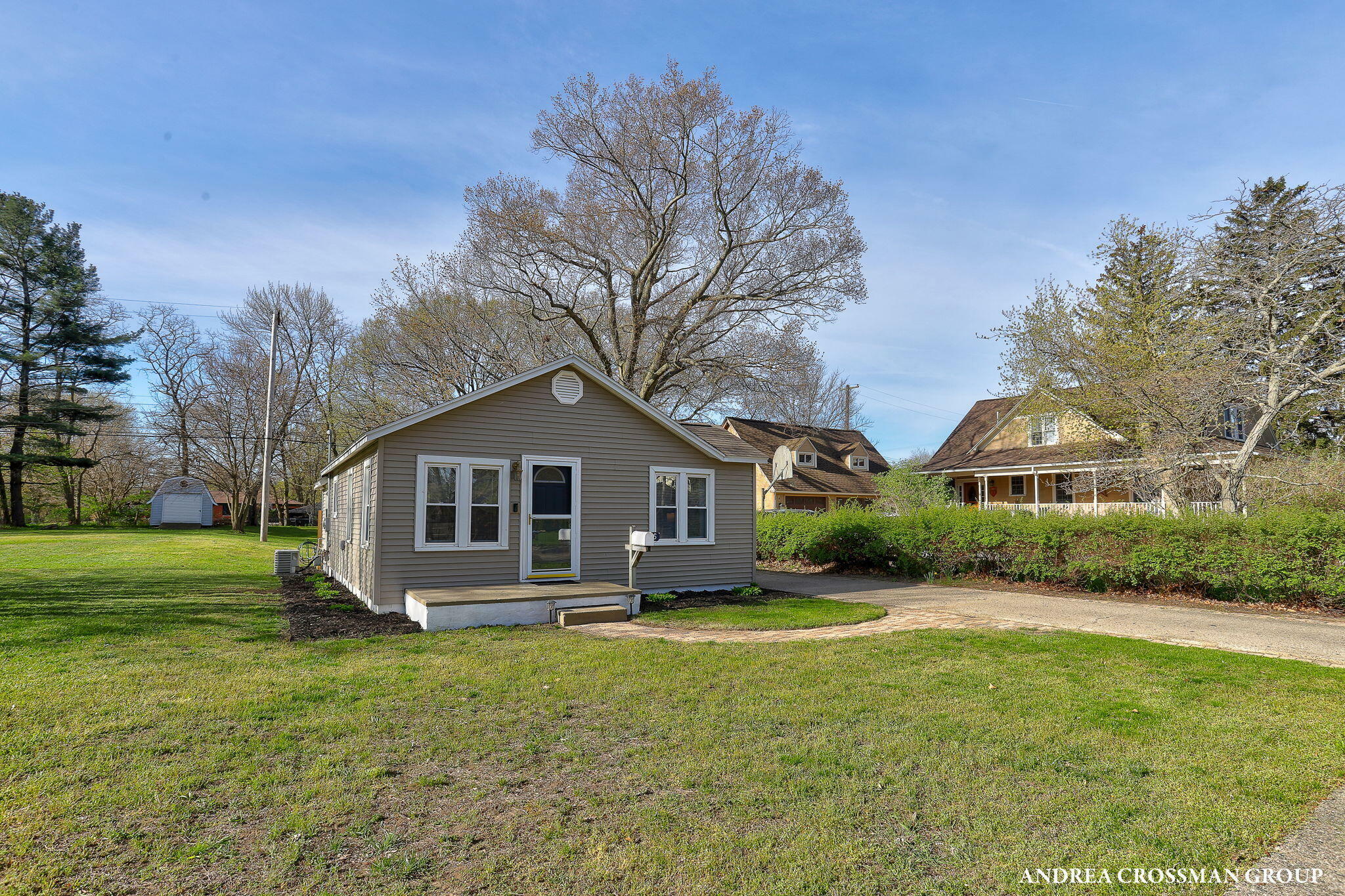 Property Photo: 1326 Woodlawn Avenue MI 49417