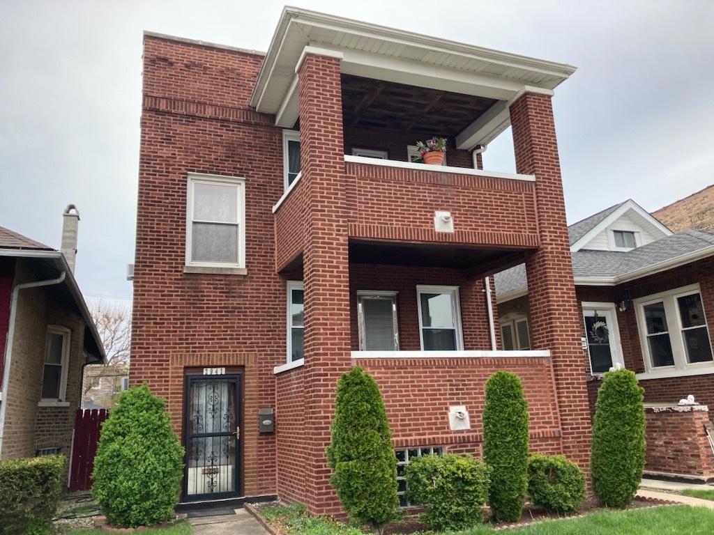 Property Photo: 2941 N Harding Avenue IL 60618