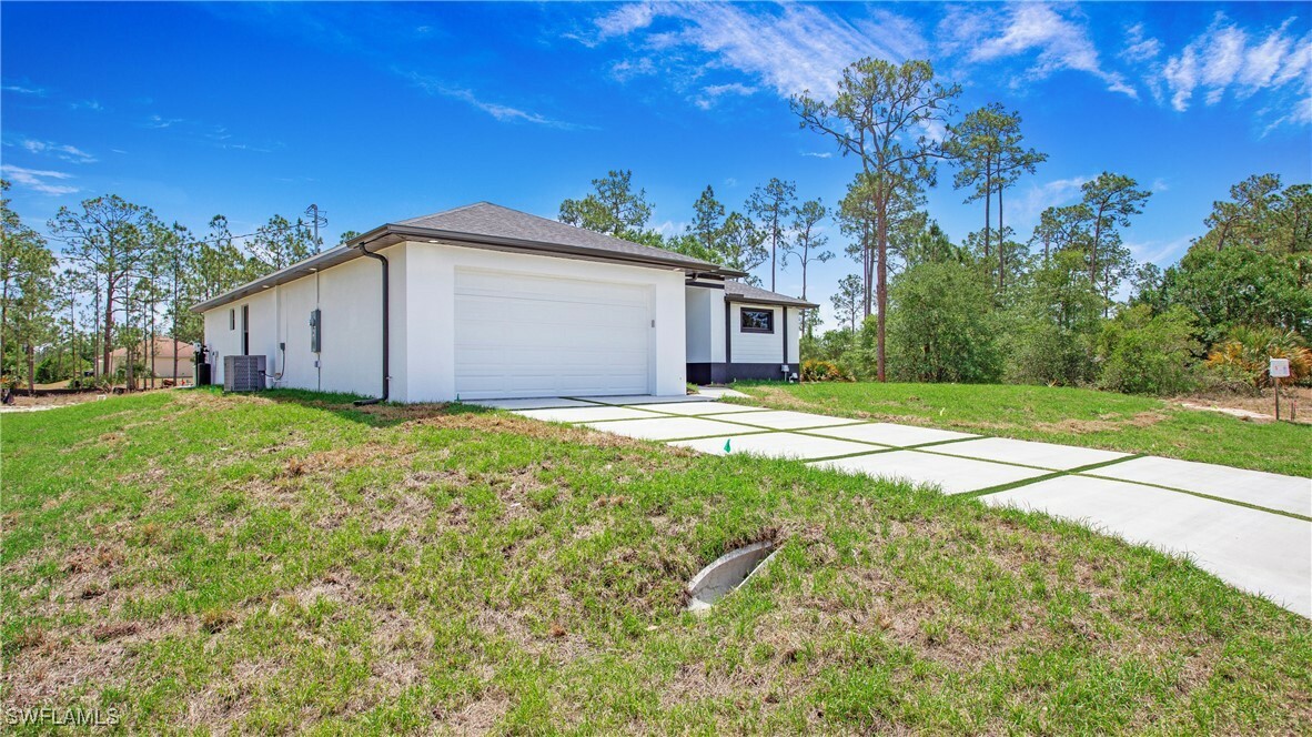 Property Photo:  1420 Poinsettia Avenue  FL 33972 