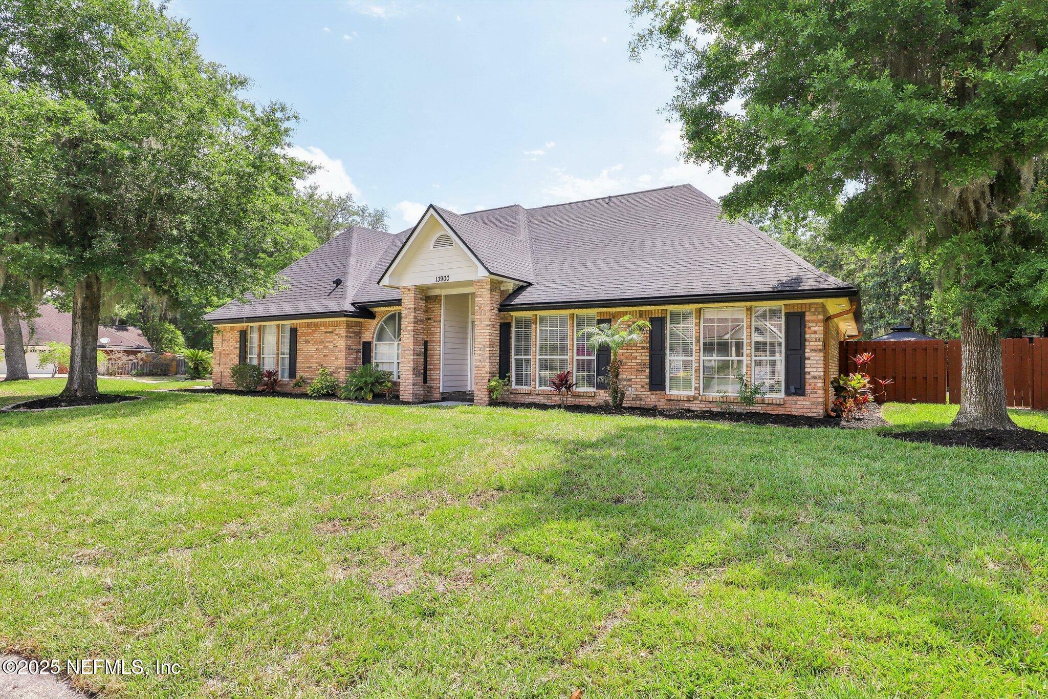 Property Photo: 13900 Sternwheel Court FL 32223