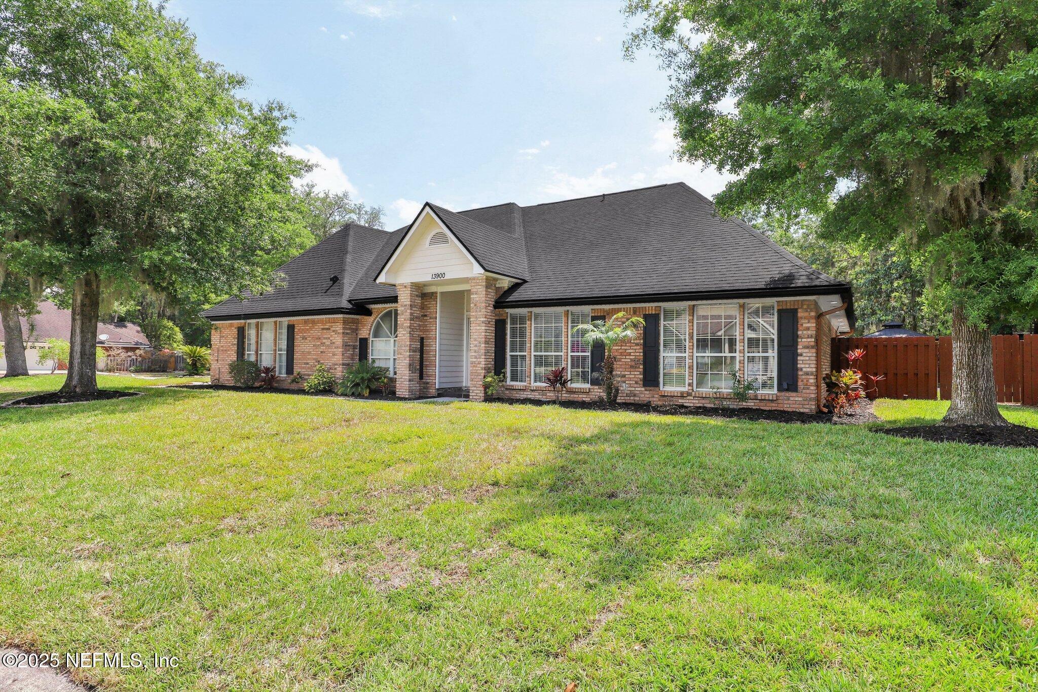 Property Photo: 13900 Sternwheel Court FL 32223