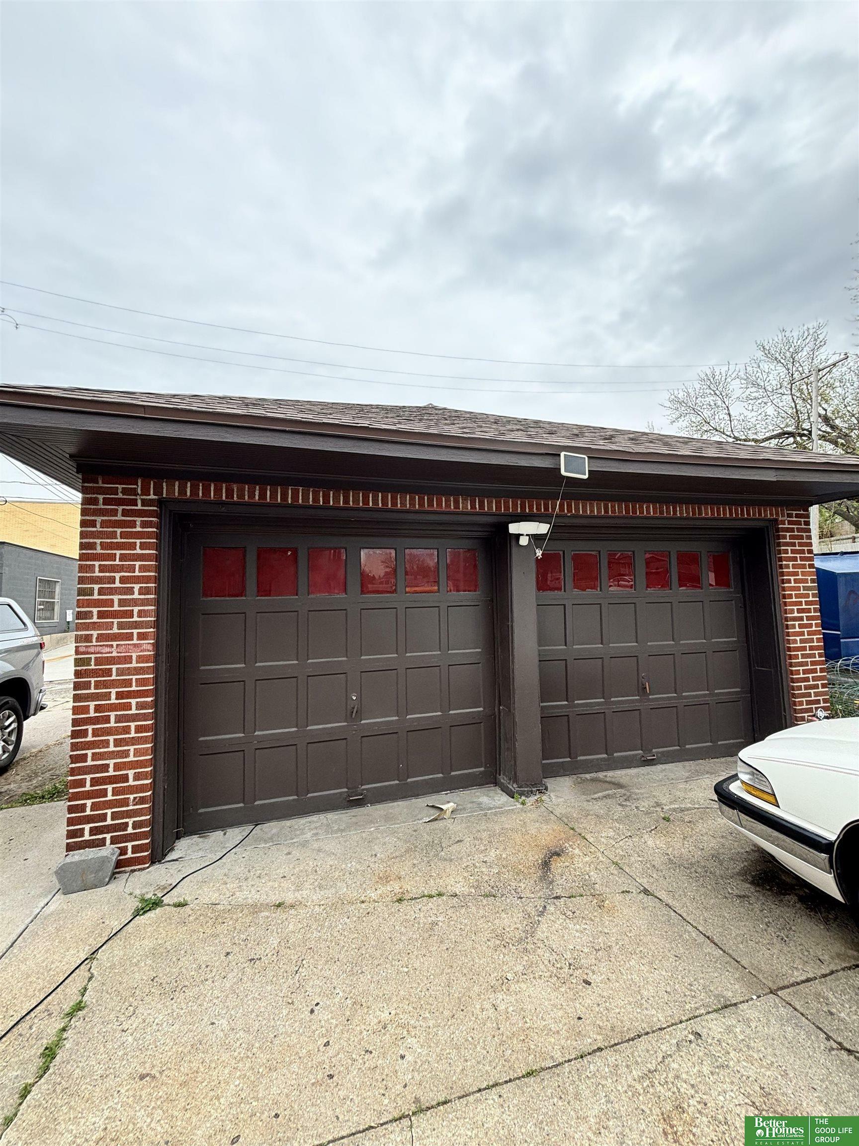 Property Photo: 1911 S 50 Street NE 68106