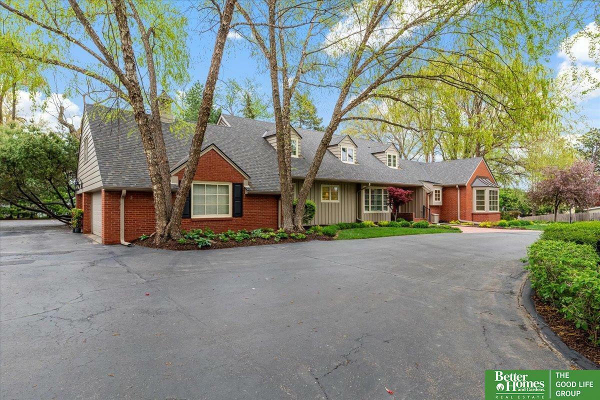 Property Photo: 820 Fairacres Road NE 68132