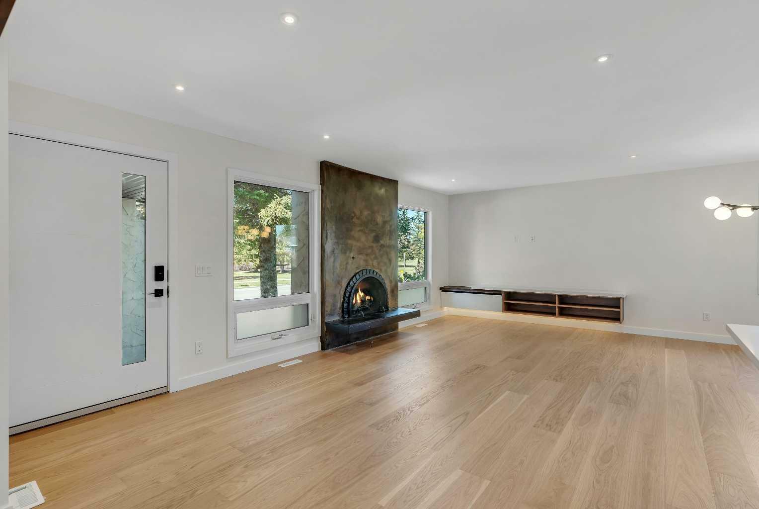 Property Photo: 10704 Oakfield Drive SW AB T2W 2C9