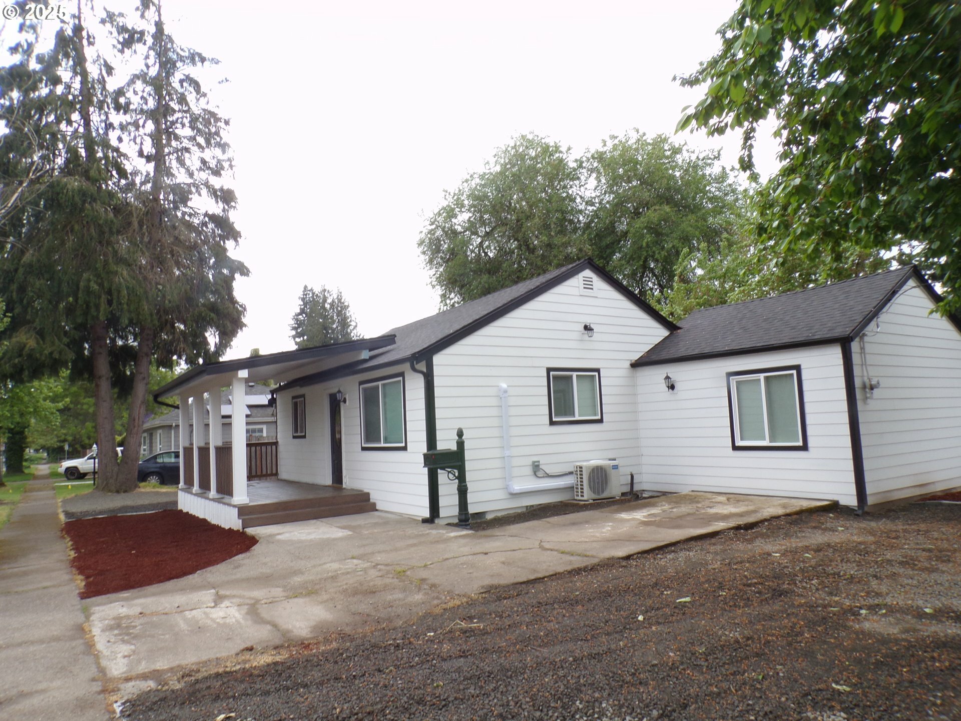 Property Photo: 870 W Lincoln St OR 97071