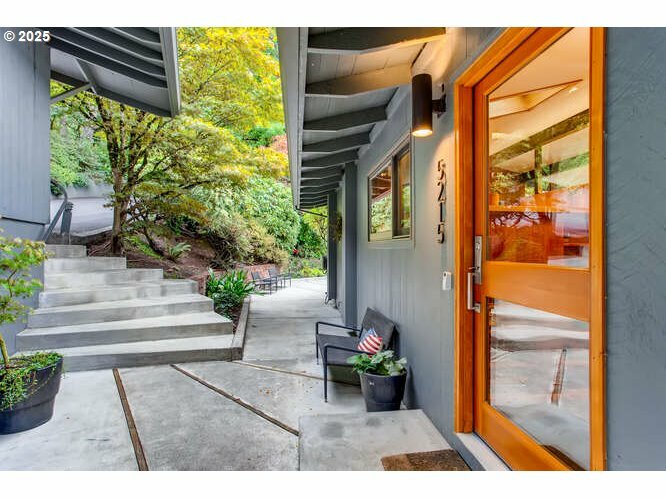 Property Photo: 5215 SW 18th Dr OR 97239