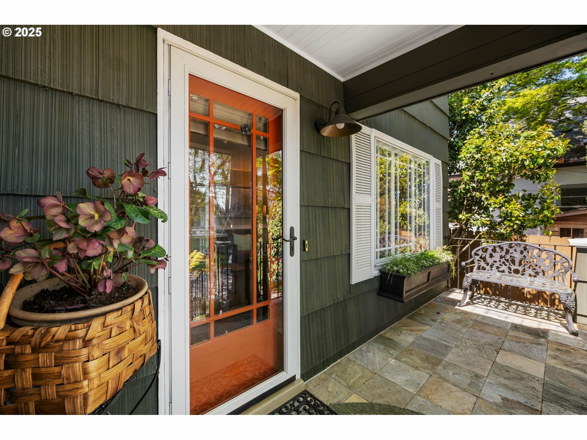Property Photo: 7533 S Corbett Ave OR 97219