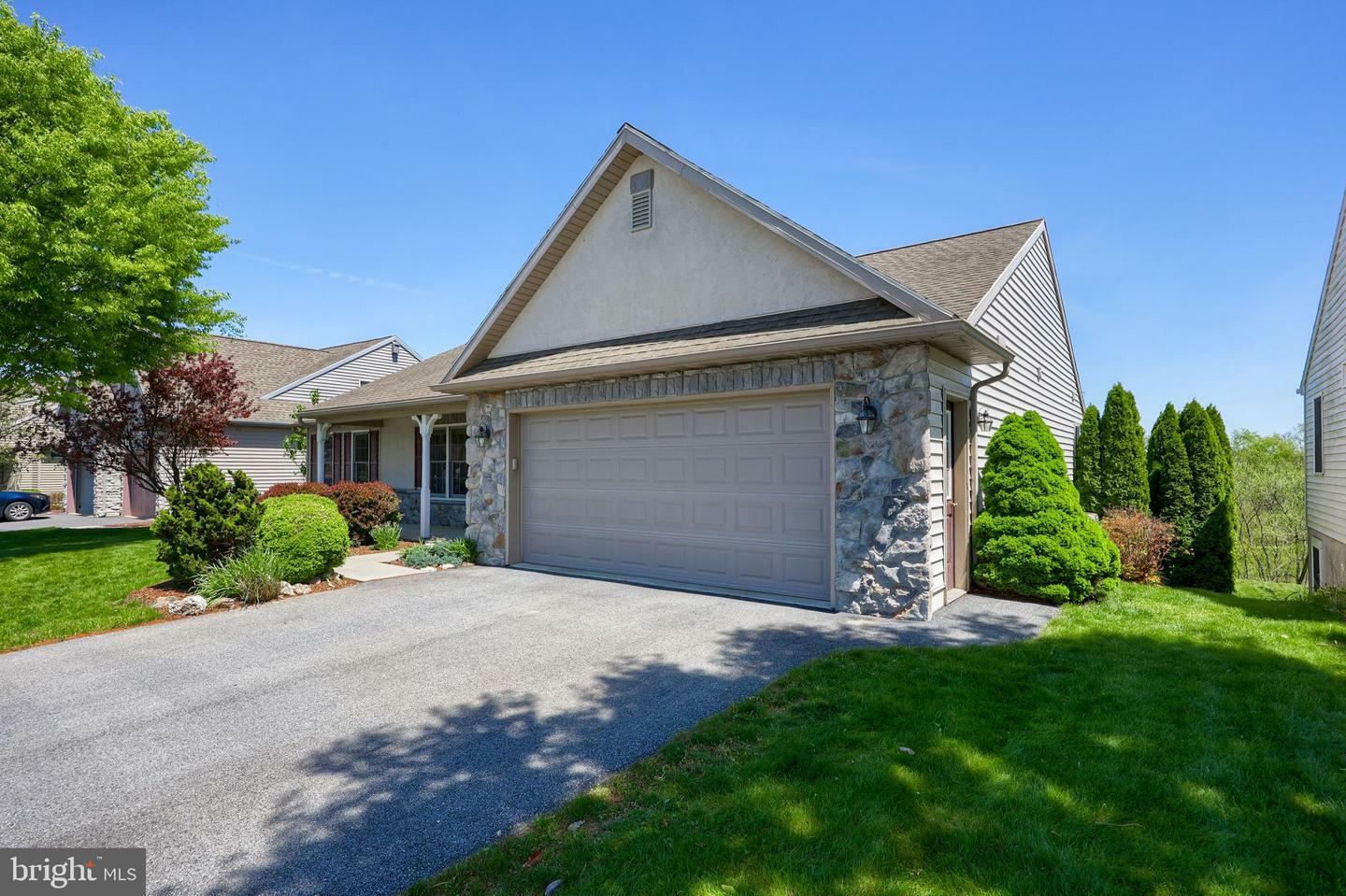 Property Photo: 924 Cambridge Drive PA 17545