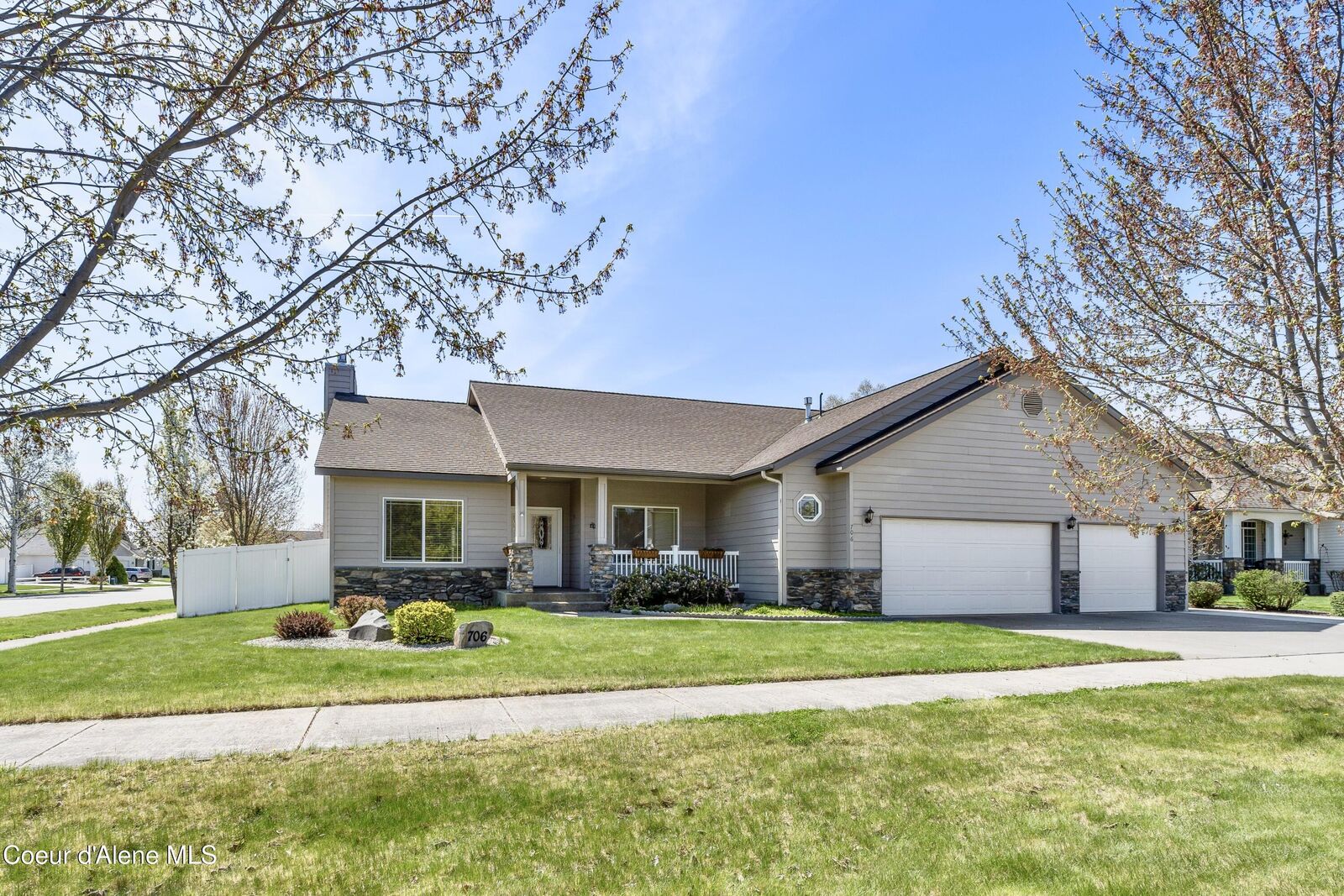 Property Photo:  706 E Round Up Cir  ID 83835 