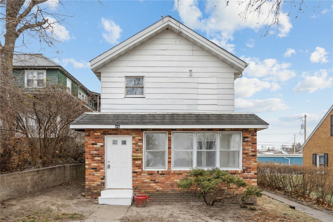105 N High St  Anamosa IA 52205 photo