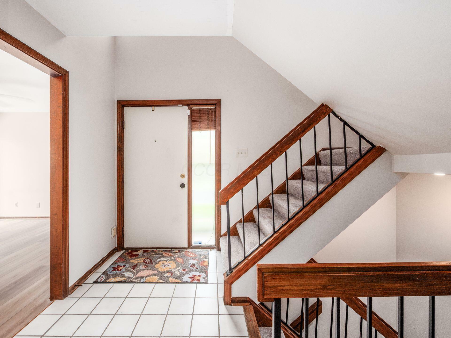 Property Photo: 2089 Brookhurst Avenue OH 43229