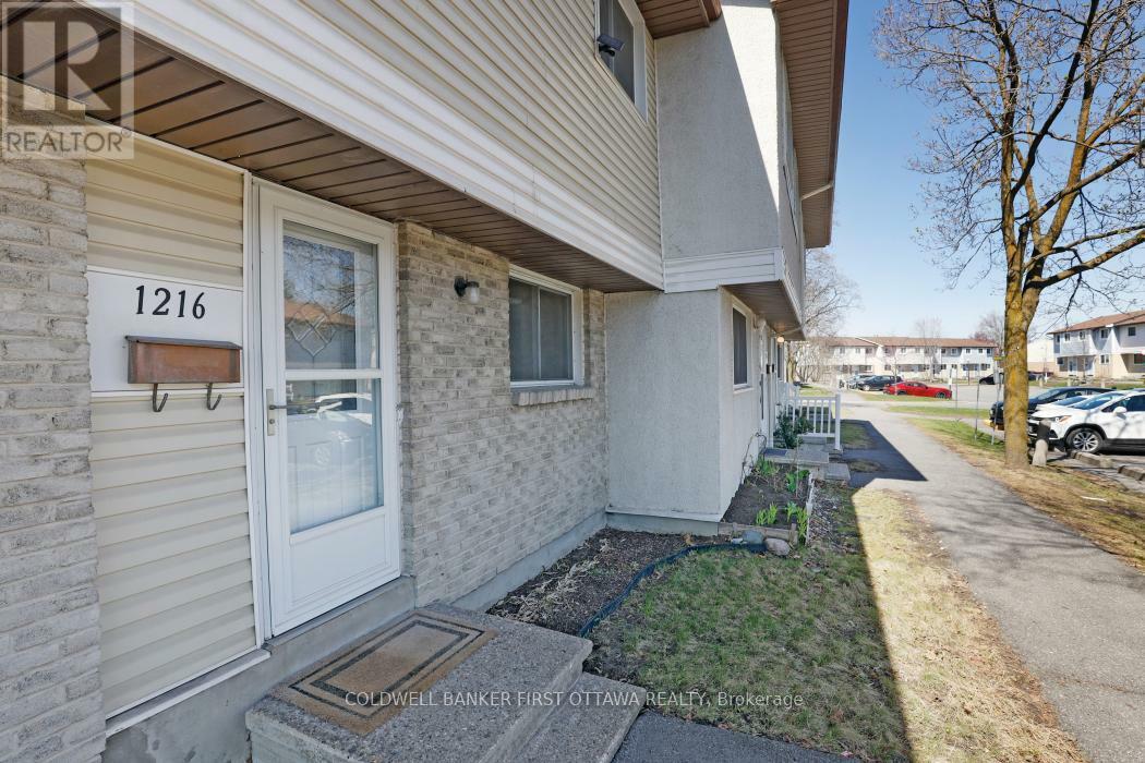 Property Photo: 1216 Bowmount Street ON K1J 8T5
