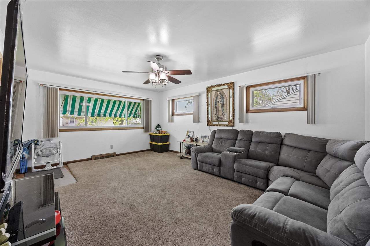 Property Photo: 1406 Plum St IA 52240