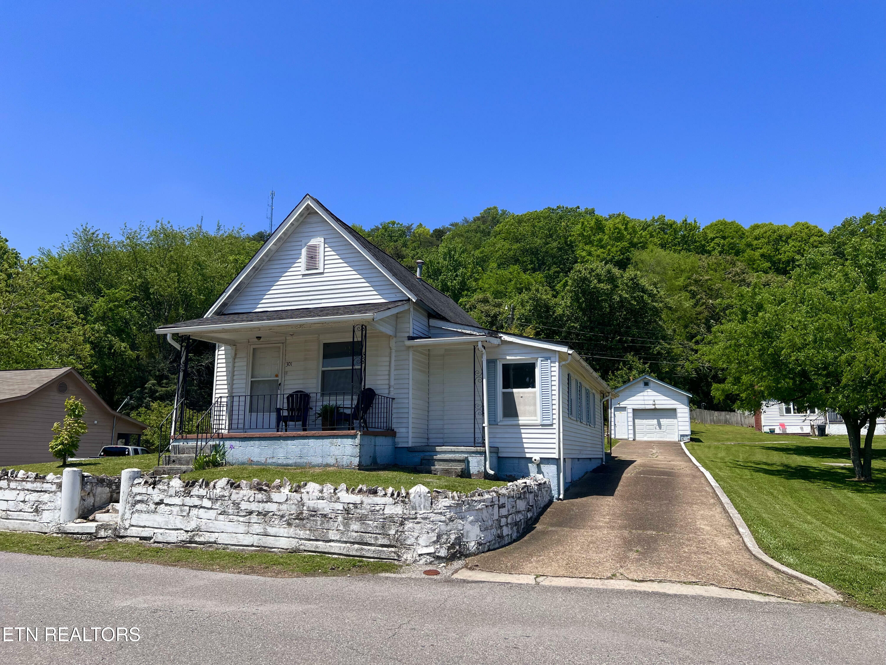Property Photo: 301 Hiawassee Ave TN 37917