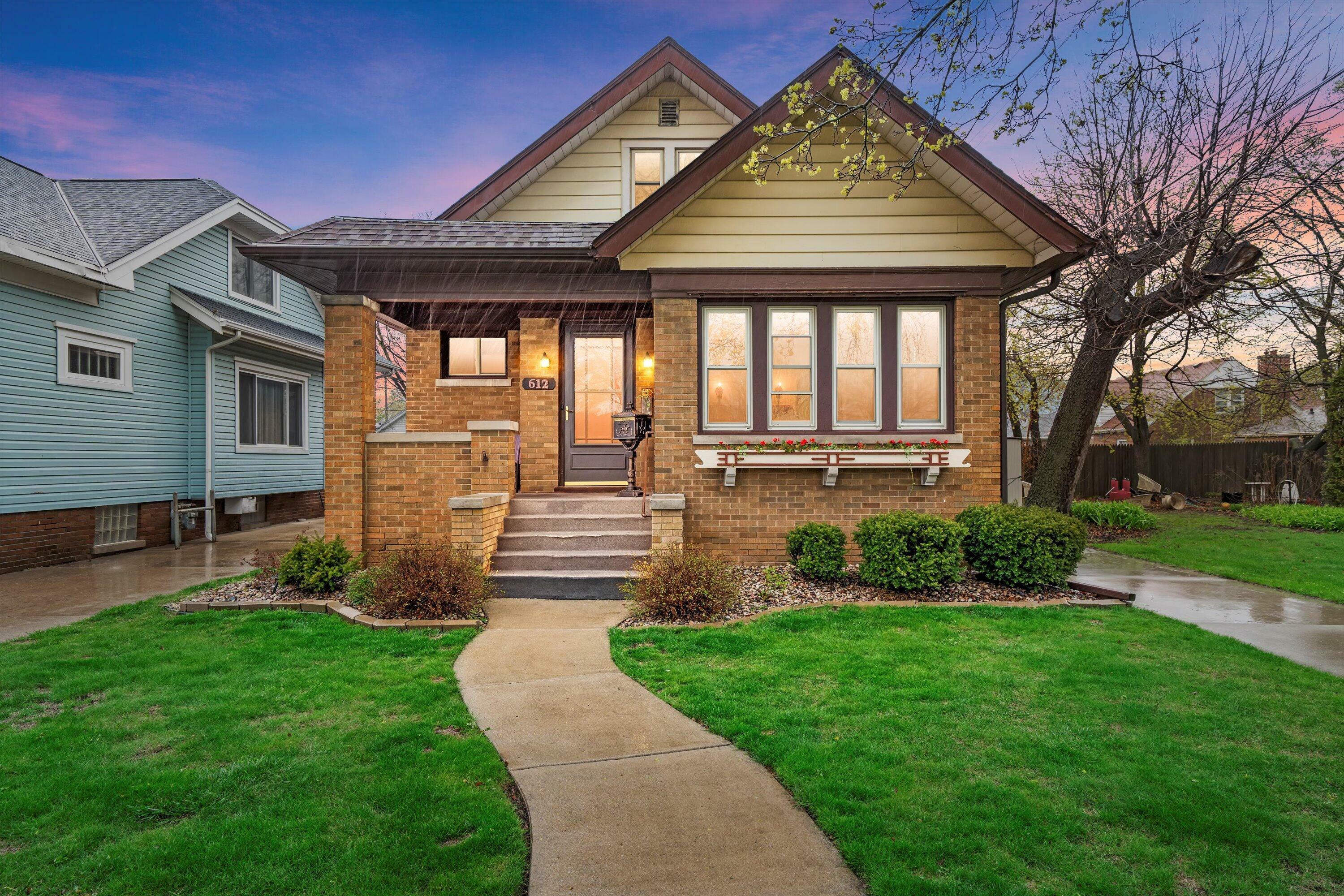 Property Photo: 612 Romayne Ave WI 53402