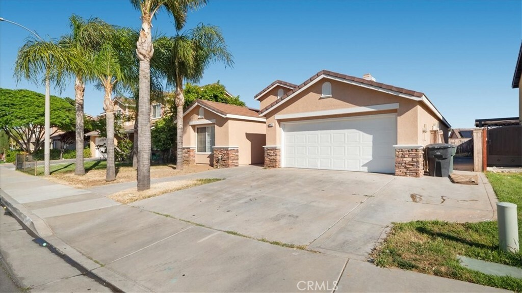 Property Photo: 947 Regency Street CA 92571