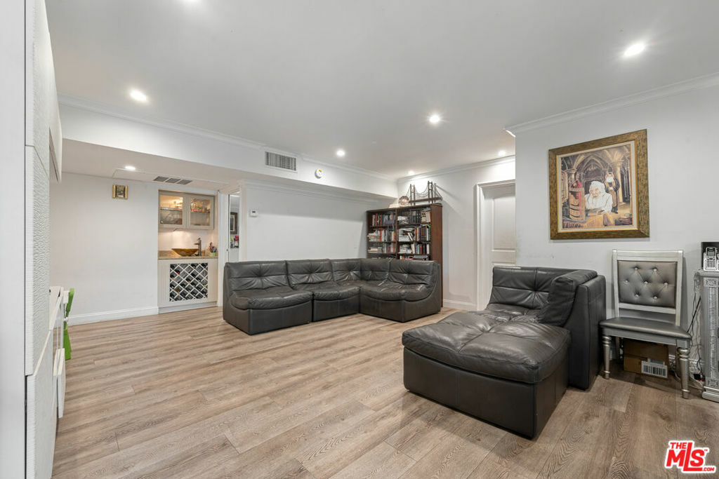 Property Photo:  423 S Rexford Drive 106  CA 90212 