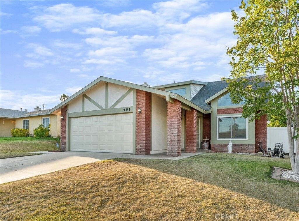 Property Photo:  991 W King Street  CA 92220 