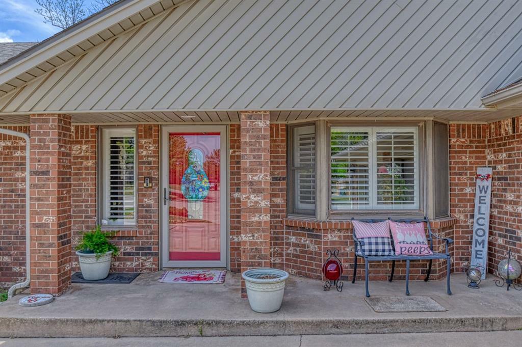 Property Photo: 116 Saint Charles Place OK 73018