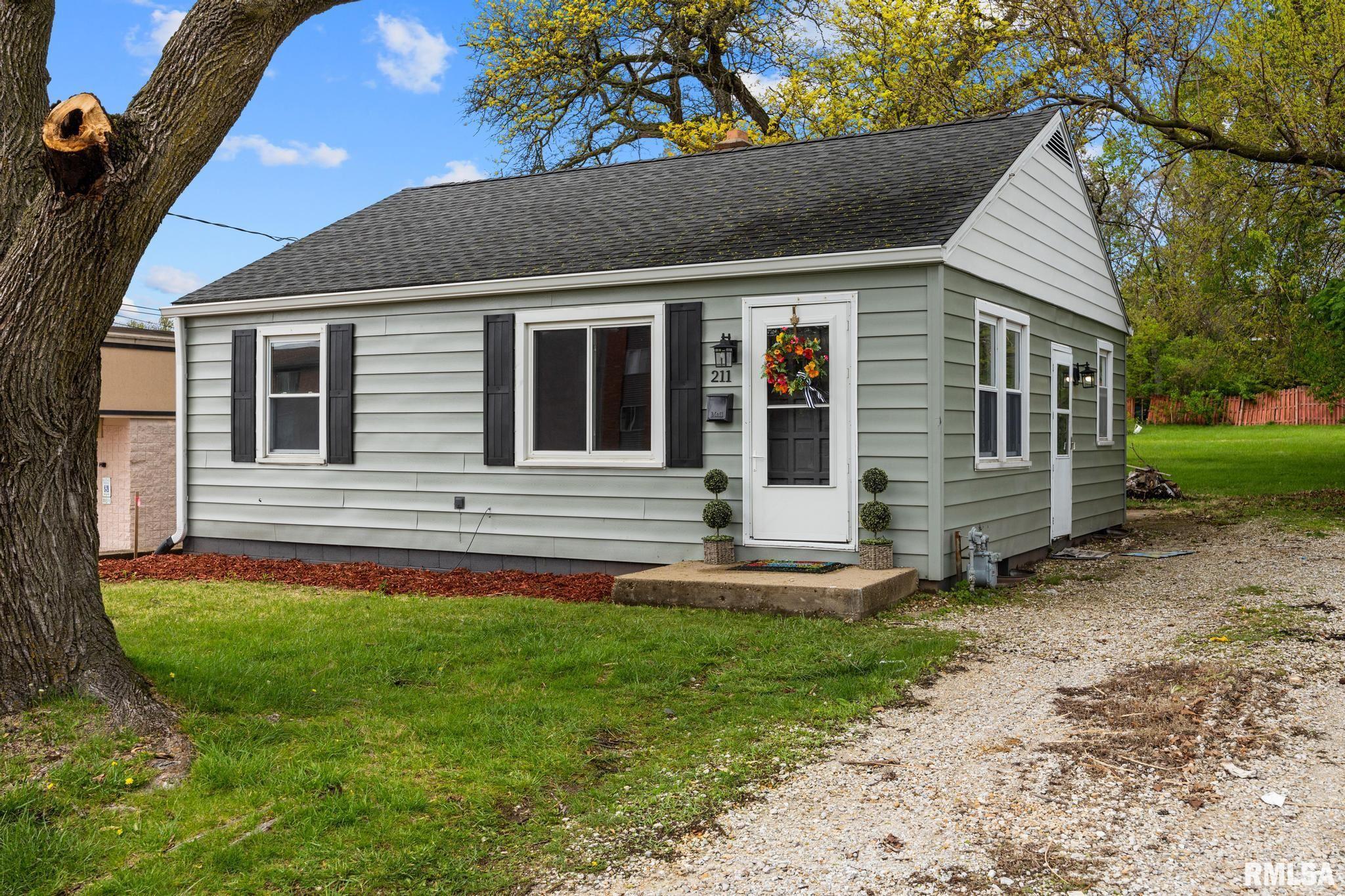 Property Photo: 211 E Lake Avenue IL 61614