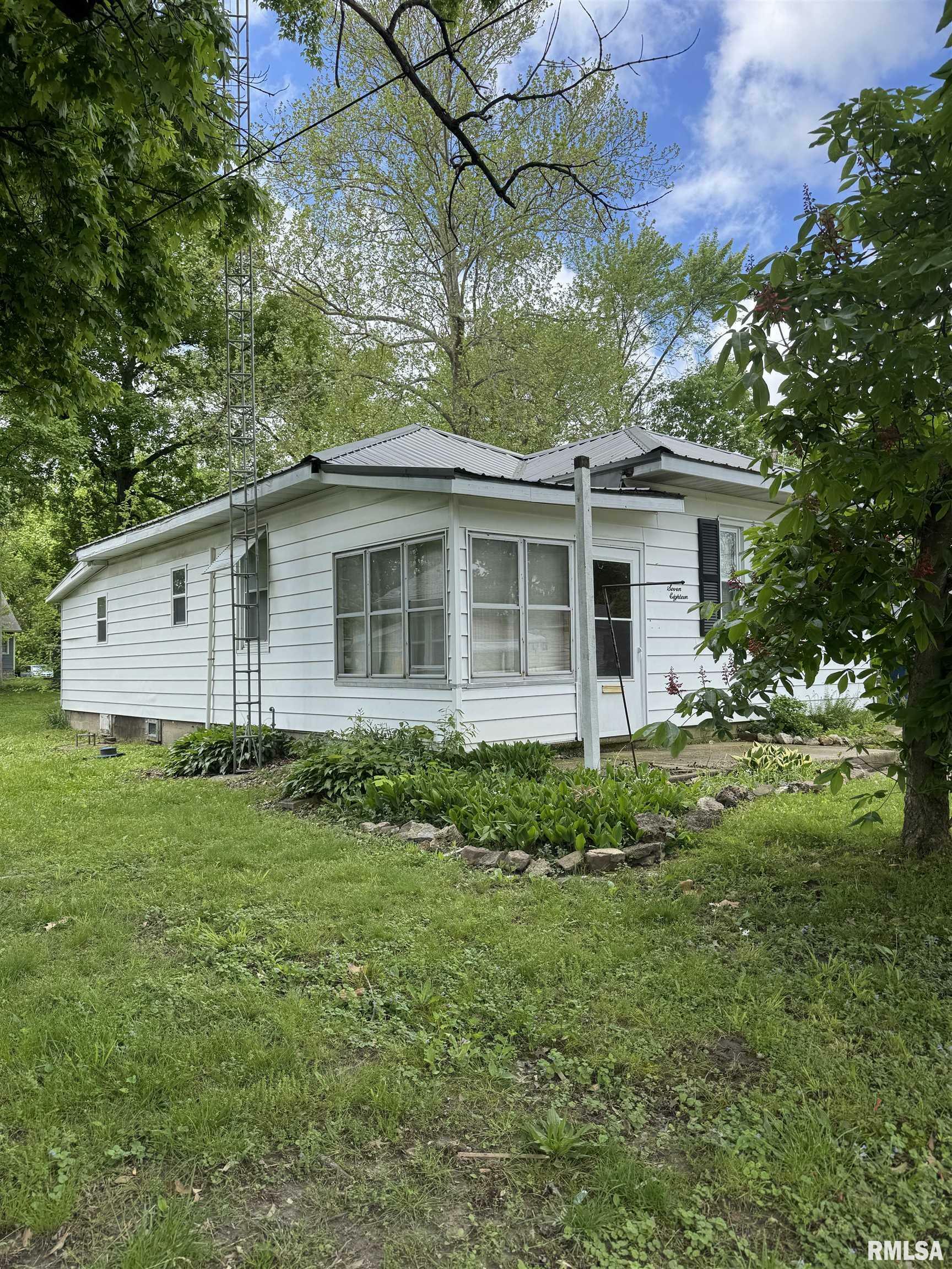 Property Photo: 718 E Burkett Street IL 62812